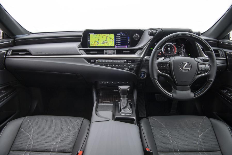 Торпедо Lexus ES300h 2019 года  (UK) (фото 7 из 30)